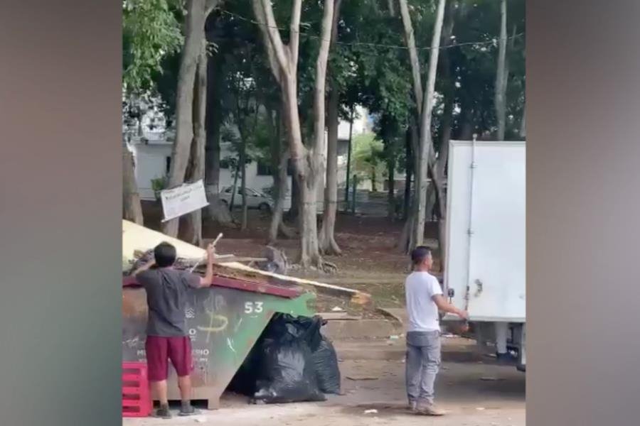 Exhiben a personas en camioneta dejando basura fuera del contenedor frente al Vaso Cencali