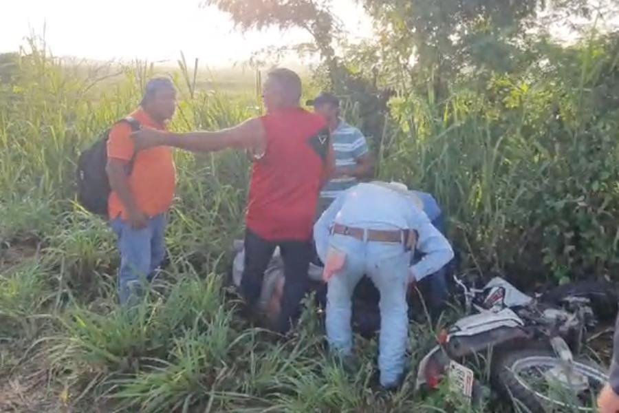 Derrapa y choca a motociclista en la Teapa-Villahermosa