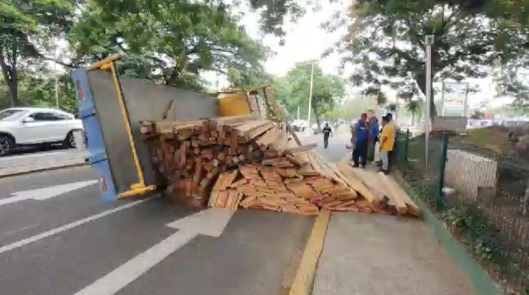 ¡Le gana peso! Camión cargado con madera vuelca en Tabasco 2000