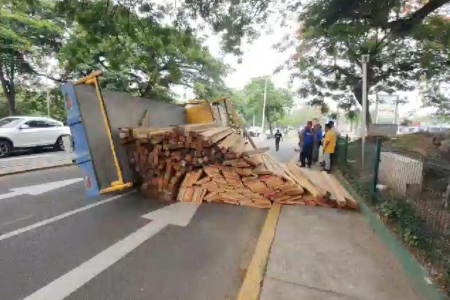 ¡Le gana peso! Camión cargado con madera vuelca en Tabasco 2000