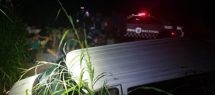 Se descarrila camioneta con 27 migrantes en Veracruz