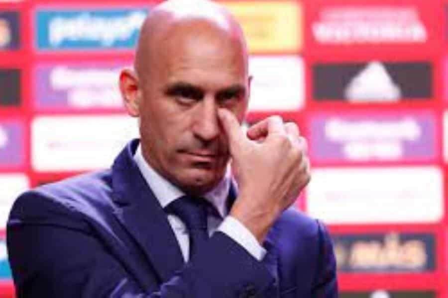 FIFA suspende a Luis Rubiales del futbol por tres años