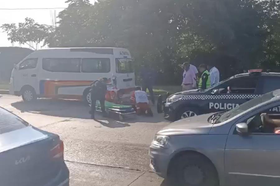 2 lesionados deja impacto de motocicleta contra combi en Periférico