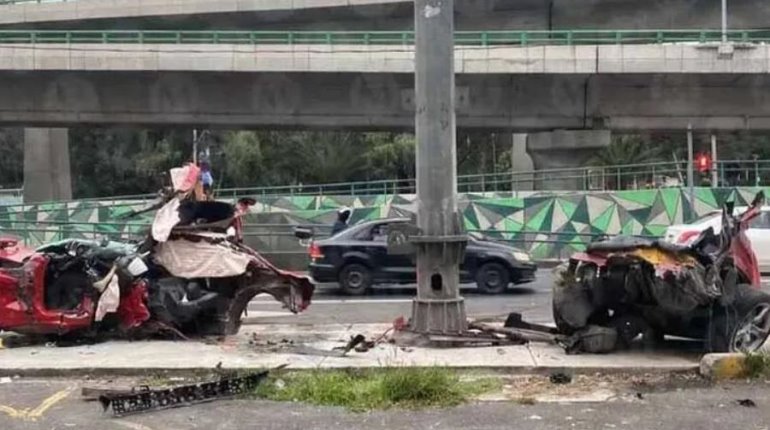 Auto de lujo se parte a la mitad tras chocar con poste en la CDMX