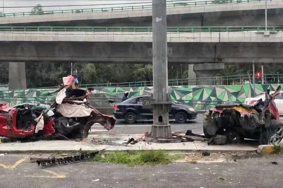 Auto de lujo se parte a la mitad tras chocar con poste en la CDMX