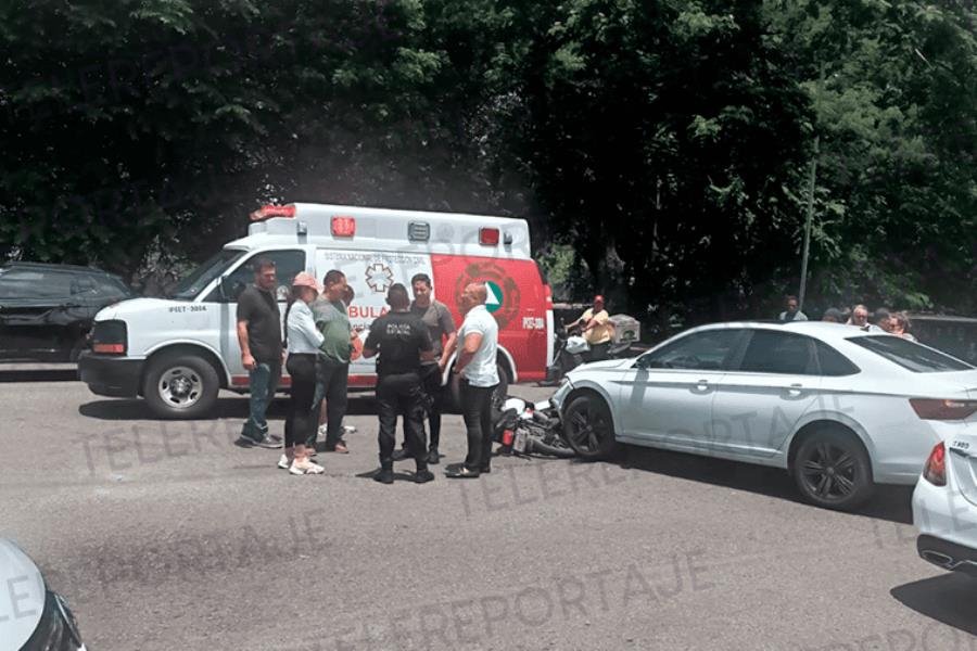 Hospitalizan a 2 motociclistas tras choque en Villahermosa