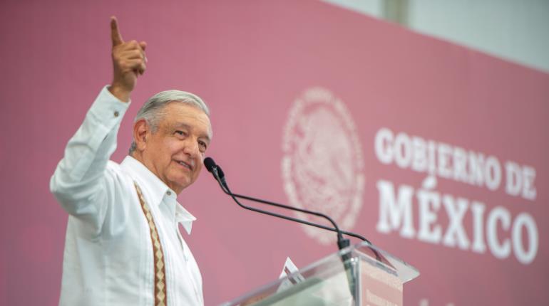 "Habrá libros de texto, lo quieran o no": Obrador