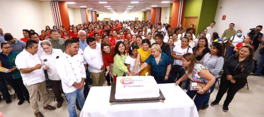 Se gradúan 297 mujeres del programa de capacitación "Mujeres al Centro"