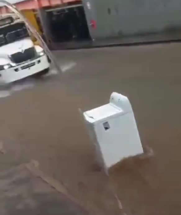 Corriente de agua arrastra una lavadora por las calles de Veracruz