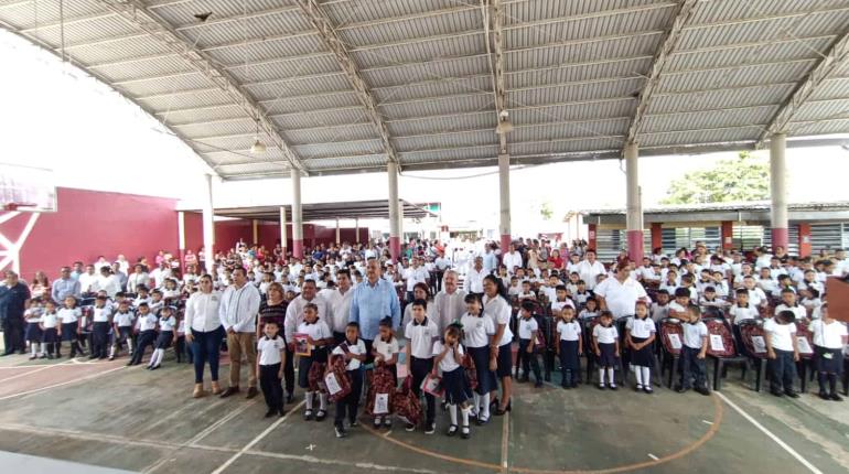 Defiende Merino nuevo modelo educativo y asegura que no es sinónimo de "adoctrinamiento"