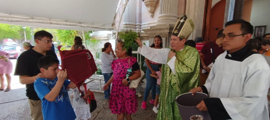 Obispo bendice mochilas de niños en Catedral "El Señor de Tabasco"