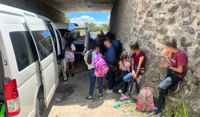 Rescatan en Oaxaca a 125 extranjeros transportados ilegalmente en camionetas