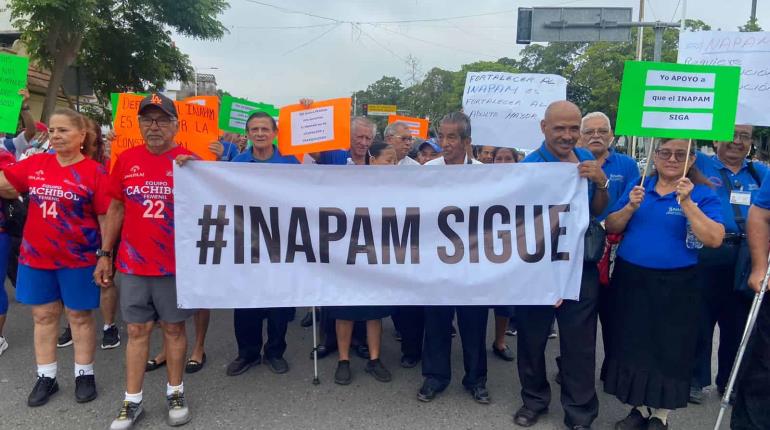 Marchan adultos mayores en Tabasco contra desaparición del INAPAM