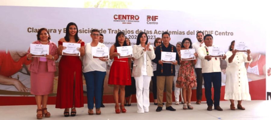 Se gradúan 105 mujeres y hombres de academias del DIF-Centro