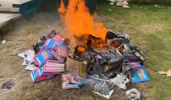 Padres queman libros en primaria de la sierra de Zongolica, Veracruz