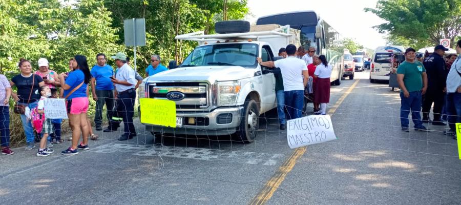 Por más de 4 horas padres de escuela en La Huasteca cierran la Villahermosa-Teapa