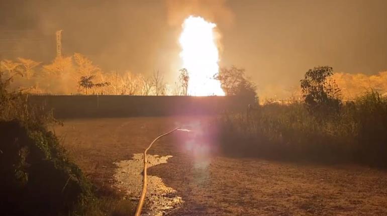 Explota línea de gas en la vía corta Comalcalco-Cunduacán