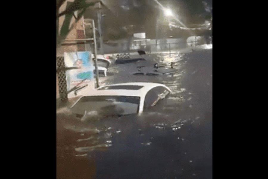 Vehículos quedan bajo el agua tras tormenta registrada en Guadalajara