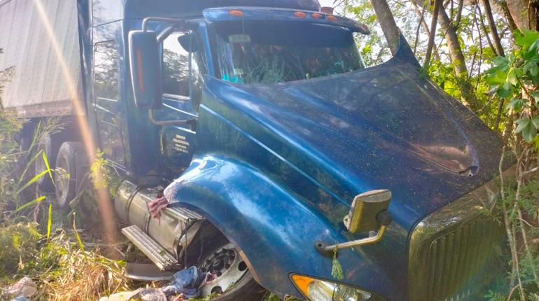 Trailero alcoholizado choca camioneta en la Catazajá-Tenosique