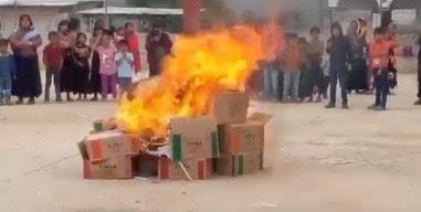 Pobladores queman libros de la SEP ahora en Zinacantán, Chiapas