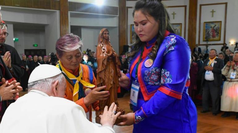 Bendice Papa Francisco imagen de la Virgen María encontrada en un basurero en Mongolia