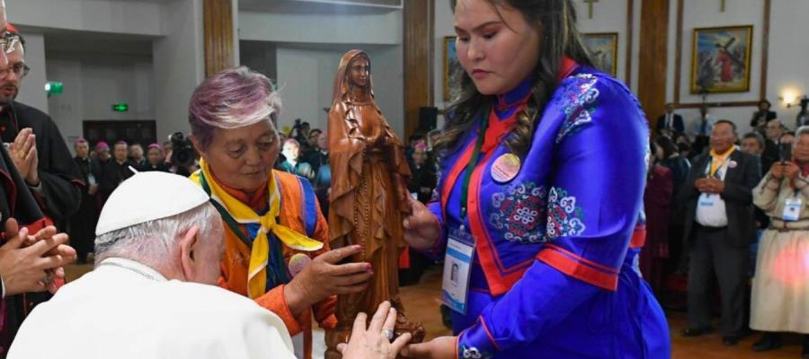 Bendice Papa Francisco imagen de la Virgen María encontrada en un basurero en Mongolia