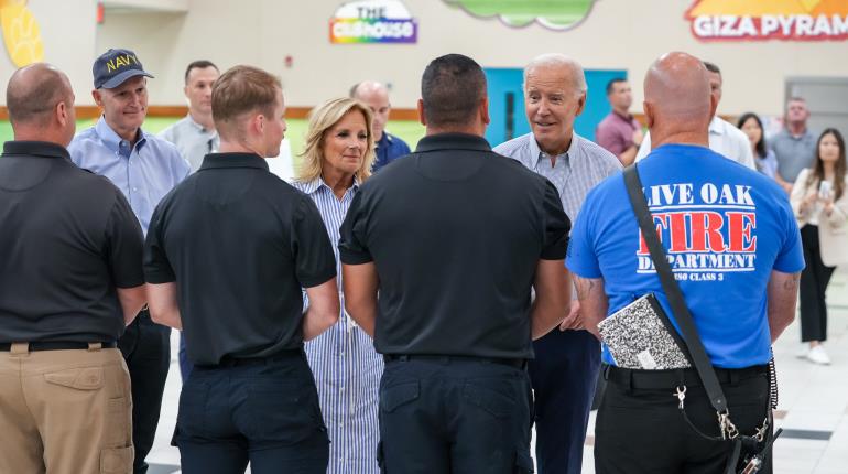 Biden evalúa daños en Florida tras huracán "Idalia"; DeSantis no estuvo presente