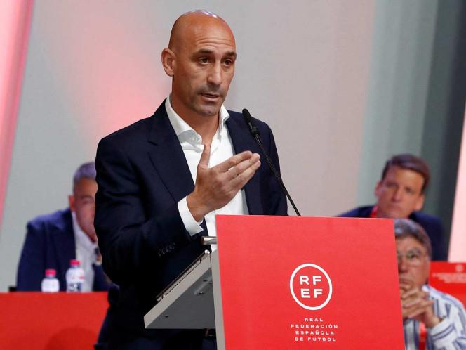 Rubiales asistió a pelea del Canelo con dinero de Federación Española