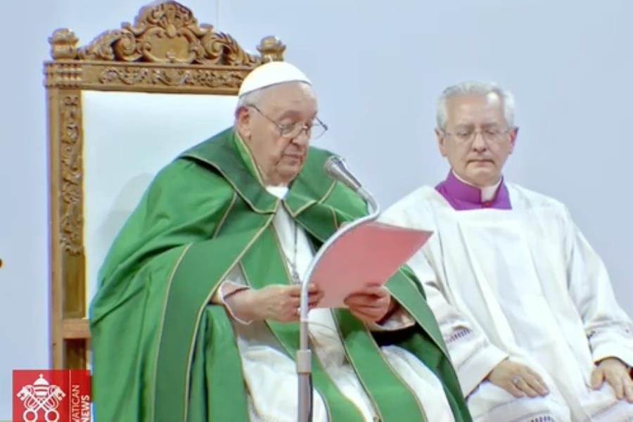 Todos somos "nómadas de Dios": Francisco al invitar a abrazar la Cruz