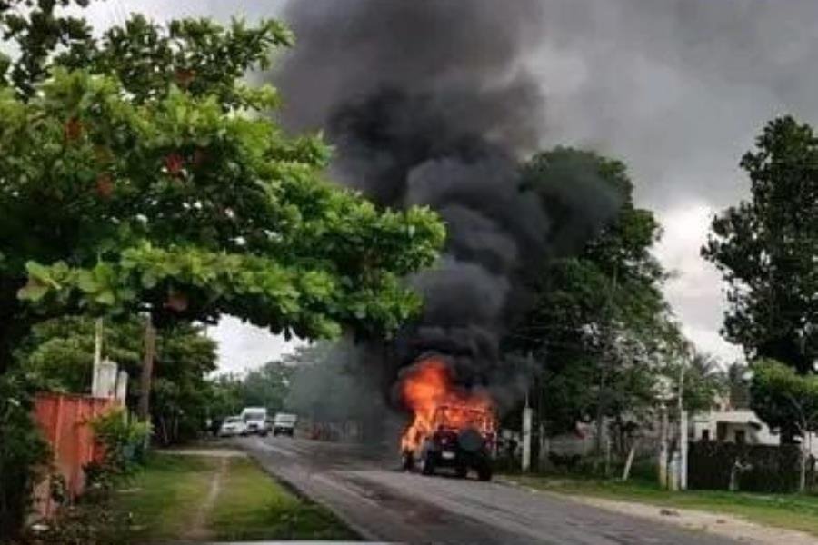 ¡Tremendo susto! Camioneta se incendia en Paraíso; familia sale ilesa