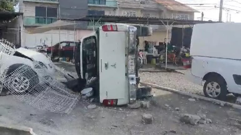 Se duerme al volante y acaba en tianguis de autos en Periférico