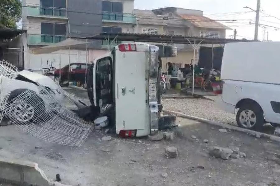 Se duerme al volante y acaba en tianguis de autos en Periférico