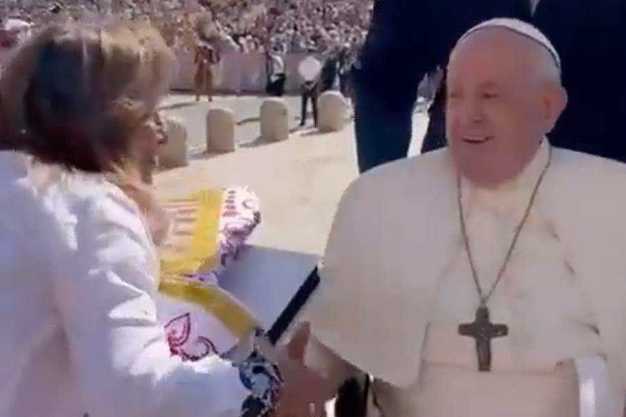 Lorena Cuéllar entrega al Papa el libro "Tlaxcala Sí Existe"