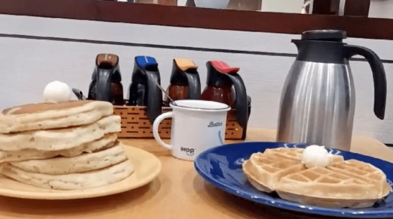 IHOP Villahermosa te invita a festejar con su promoción todos los pancakes y waffles que puedas comer