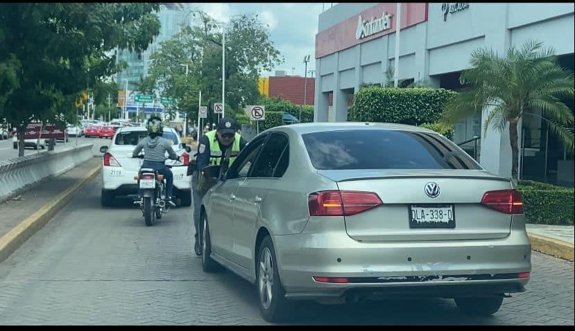 Se estaciona en lugar prohibido, escapa de infracción y casi arrolla a tránsito