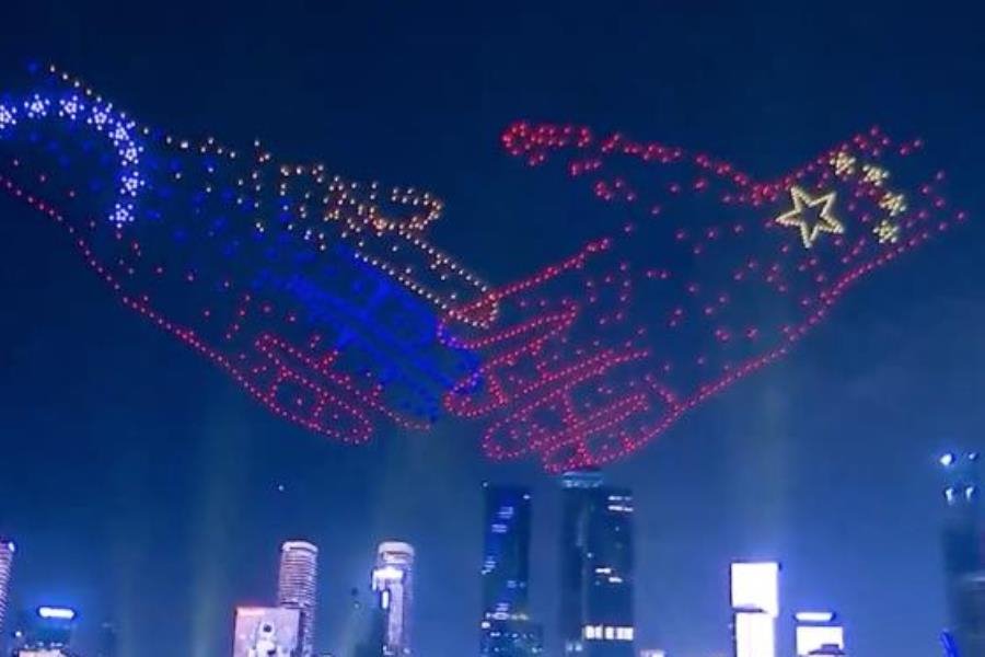 Con show de luces y 1,500 drones reciben a Maduro en China