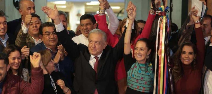 Cede AMLO bastón de mando de Claudia Sheinbaum