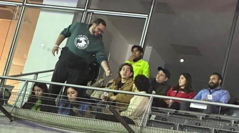 José Ramón López, hijo mayor de AMLO, en palco VIP del concierto de Post Malone