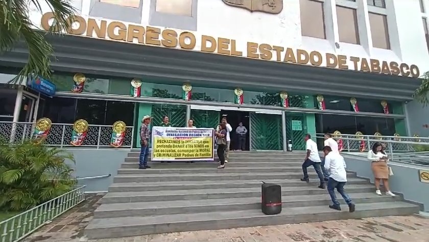 Piden padres a Congreso de Tabasco intervenir para retirar libros de texto