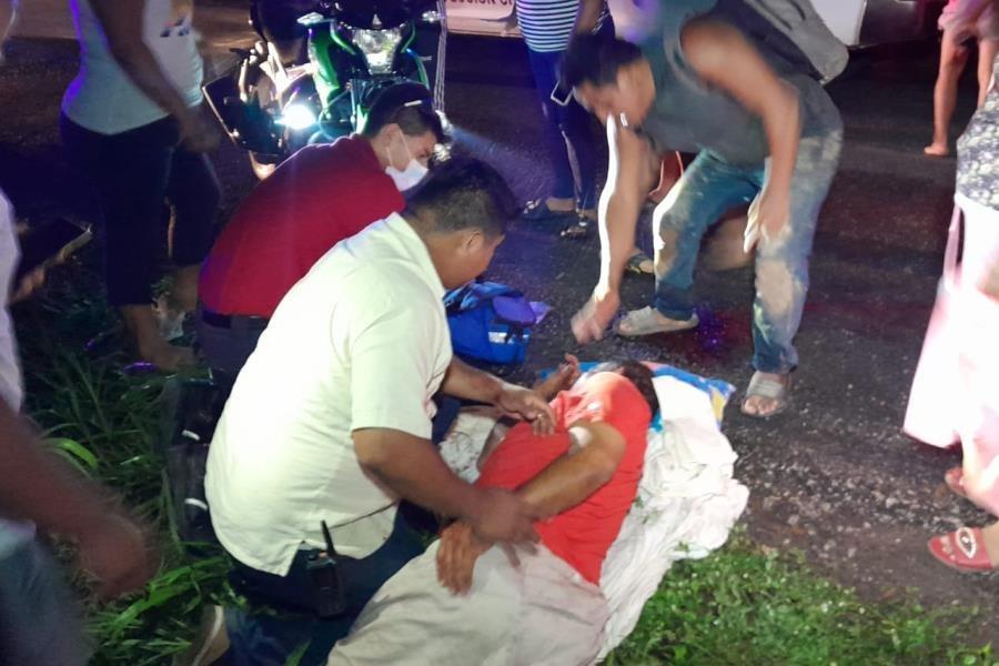 Motociclista en Cunduacán derrapa y queda gravemente herido