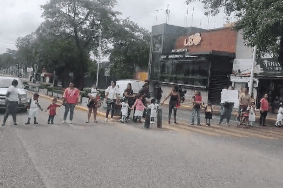 Padres bloquean Paseo Tabasco, llevaban 2 semanas sin luz en jardín de niños