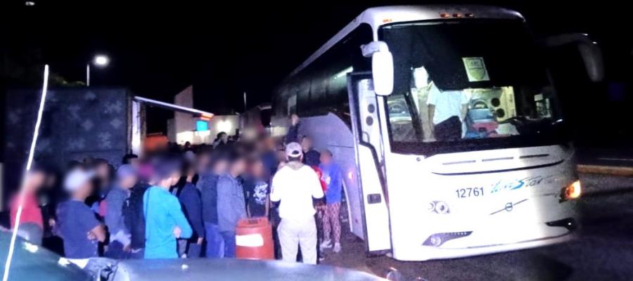 Hallan a 178 migrantes en autobús en Veracruz y detienen a chofer