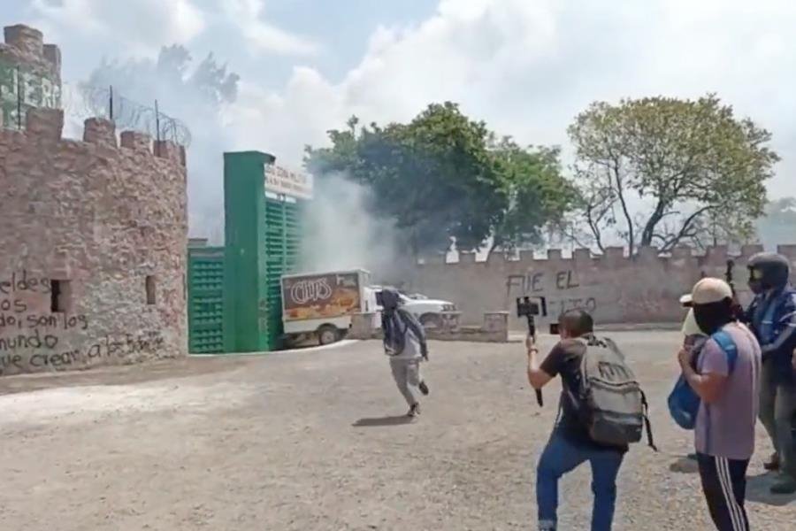 Normalistas lanzan bombas molotov contra zona militar de Chilpancingo a 9 años de Ayotzinapa