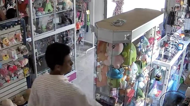 Exhiben a sujeto que sustrajo celular de comercio en Centla, su pareja distraía a encargada