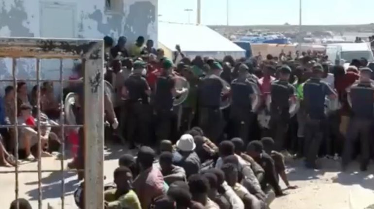 Se registra caos en isla italiana de Lampedusa ante llegada de 6 mil migrantes en un día