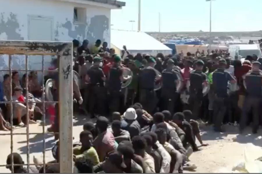 Se registra caos en isla italiana de Lampedusa ante llegada de 6 mil migrantes en un día