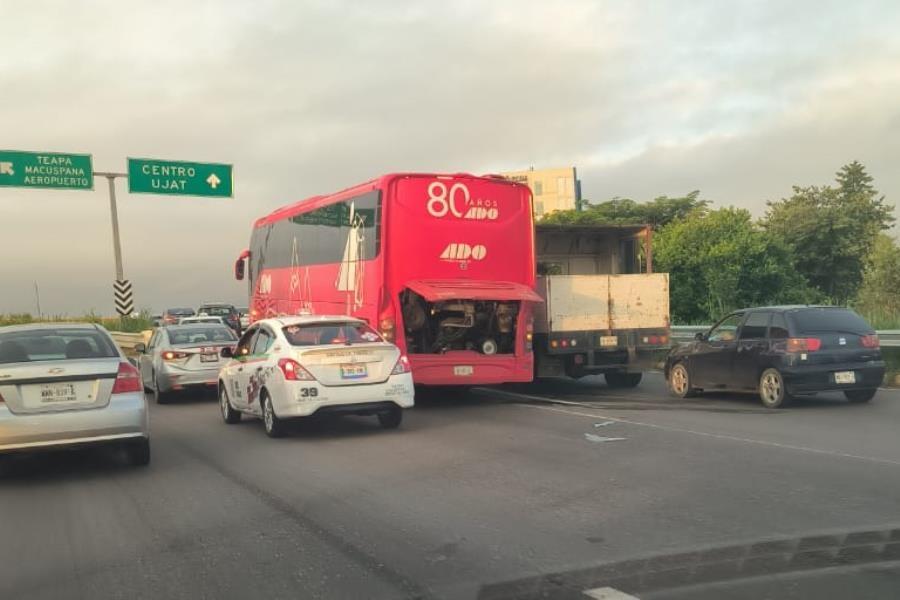 Autobús descompuesto complica circulación en el Puente la Pigua