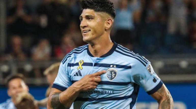 Alan Pulido extiende contrato con el Sporting KC de la MLS hasta el 2026