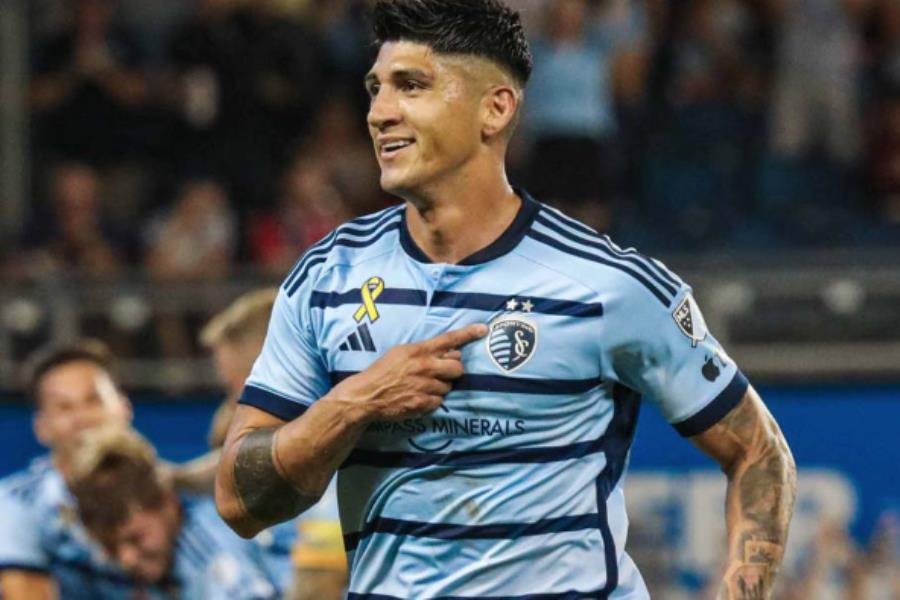 Alan Pulido extiende contrato con el Sporting KC de la MLS hasta el 2026