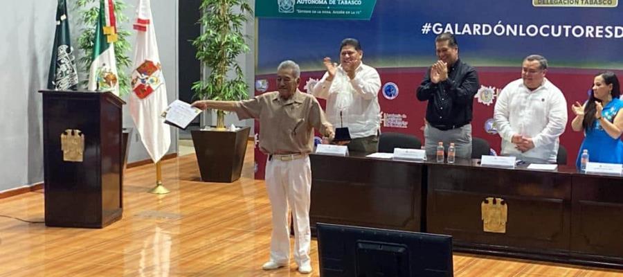 Entregan ´Micrófono de Oro´ a Víctor Manuel Ramírez Aguilar